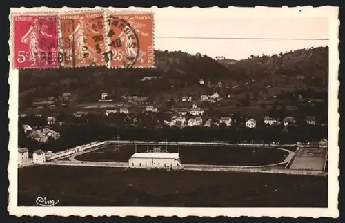 AK Bort-les-Orgues /Corrèze, Le Stade Municipal et vue panoramique du village