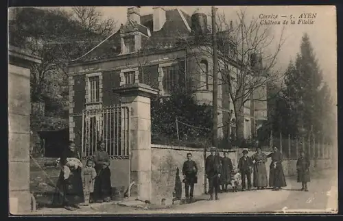 AK Ayen /Corrèze, Château de la Filolie et habitants devant les grilles
