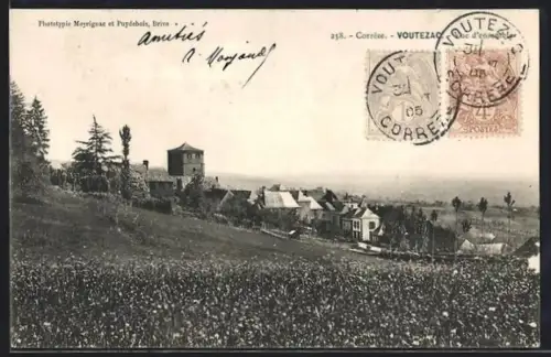 AK Voutezac /Corrèze, Vue générale du village et de la tour en arrière-plan