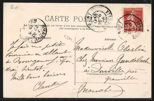 AK Bort, La Halle et la place animée avec des passants et un chien