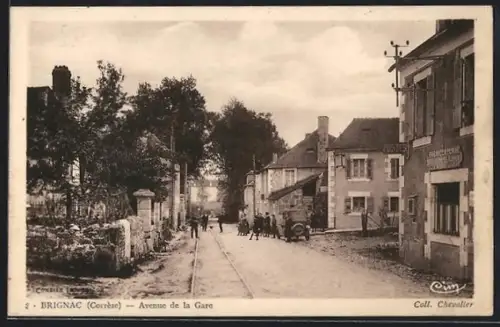 AK Brignac /Corrèze, Avenue de la Gare avec passants et bâtiments adjacents