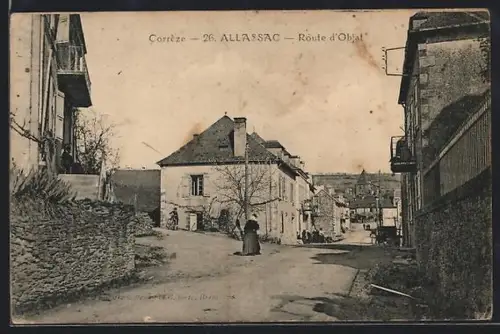 AK Allassac, Route d`Objat avec maisons et villageois
