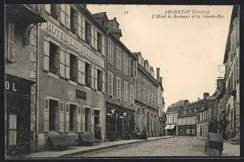 AK Argentat /Corrèze, L`Hôtel de Bordeaux et la Grande-Rue