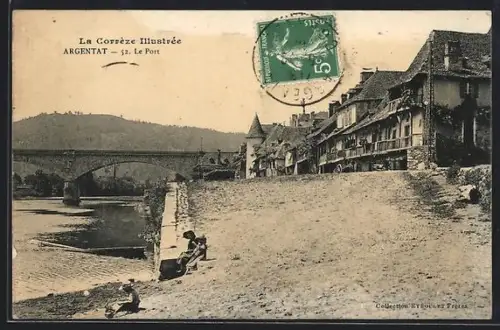 AK Argentat /Corrèze, Le Port et vue sur le pont et les maisons au bord de la rivière