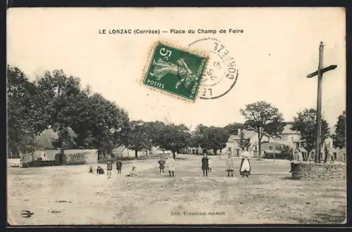 AK Le Lonzac /Corrèze, Place du Champ de Foire avec villageois et croix en pierre