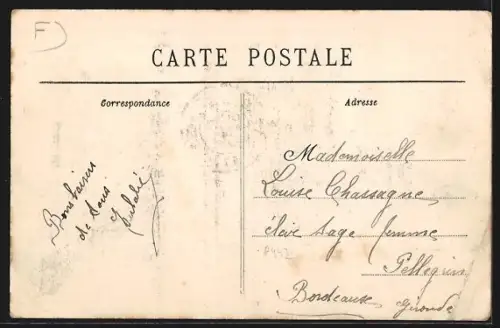 AK Le Lonzac /Corrèze, Place du Champ de Foire avec villageois et croix en pierre