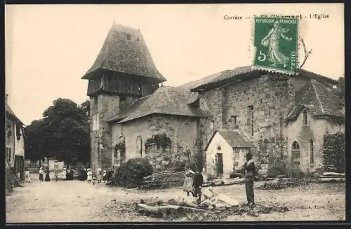 AK St-Chamant /Corrèze, L`Église et la place du village animée