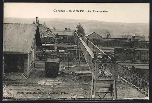 AK Brive /Corrèze, La Passerelle et vue sur la gare et les collines environnantes