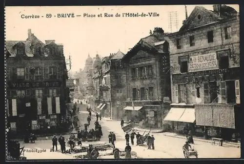 AK Brive /Corrèze, Place et Rue de l`Hôtel-de-Ville animées avec passants et voitures à cheval