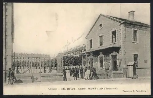 AK Brive, Caserne Brune, 126e d`infanterie, avec soldats devant l`entrée