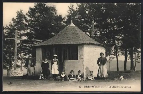 AK Treignac /Corrèze, La Chapelle du Calvaire et groupe de villageois