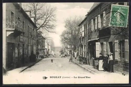 AK Bugeat /Corrèze, La Grand`Rue animée avec passants et bâtiments historiques
