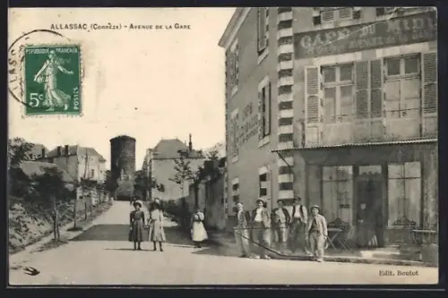 AK Allassac /Corrèze, Avenue de la Gare avec passants et bâtiments adjacents