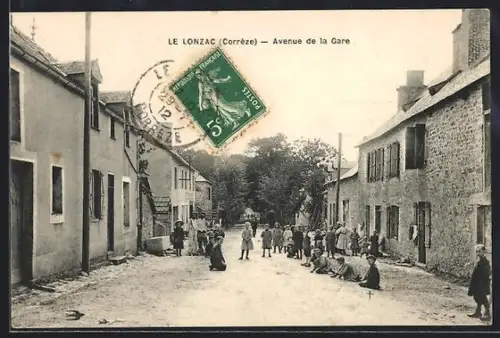 AK Le Lonzac /Corrèze, Avenue de la Gare avec des habitants dans la rue