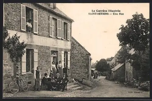 AK Saint-Setiers /Corrèze, Une rue animée avec habitants devant une maison en pierre