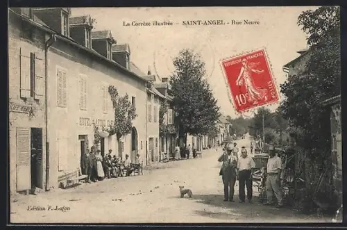 AK Saint-Angel /Corrèze, Rue Neuve animée avec des habitants et un hôtel à gauche