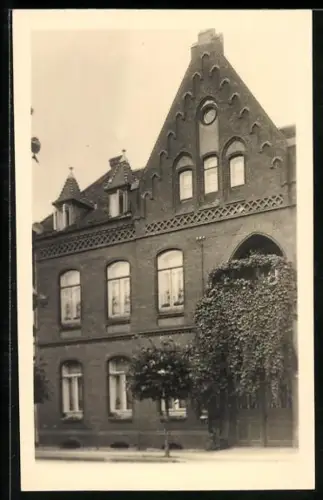 Foto-AK Sondershausen / Thüringen, Backsteinhaus mit Efeu