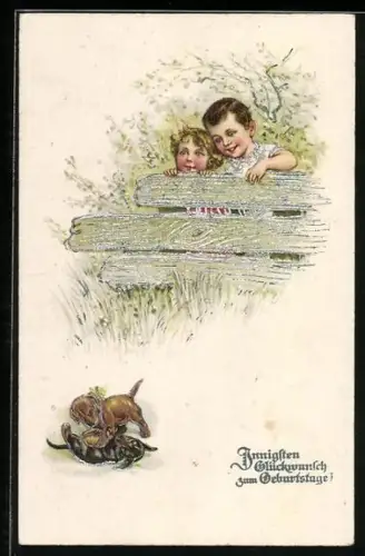 AK Kinderpaar beobachtet spielende Welpen, Geburtstagsgruss