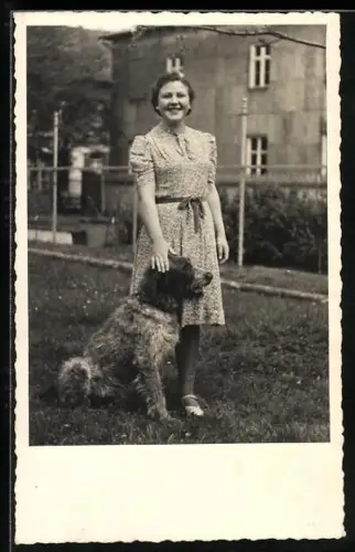 Foto-AK Junge Dame mit Terrier in einem Garten