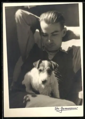 Foto-AK Terrier mit Herrchen im Sonnenschein, Portrait