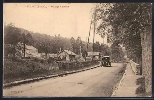 AK Poissy /S.-et-O., Passage à niveau avec une voiture sur la route bordée d`arbres
