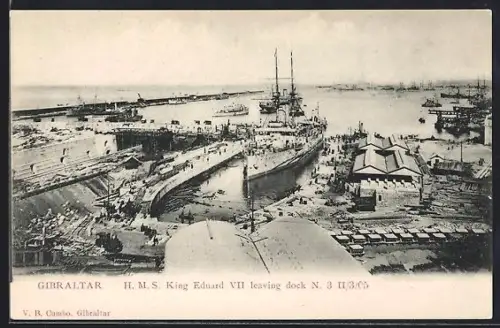 AK Gibraltar, SMS King Edward VII leaving Dock 1905, britisches Kriegsschiff