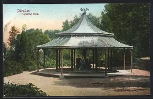 AK Gibraltar, Alameda Shed, Besucher sitzen unter dem Pavillon