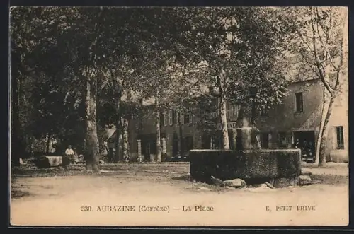 AK Aubazine /Corrèze, La Place avec fontaine et arbres ombragés