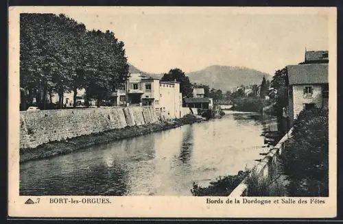 AK Bort-les-Orgues, Bords de la Dordogne et Salle des Fêtes