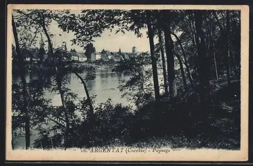 AK Argentat /Corrèze, Paysage fluvial avec vue sur le village à travers les arbres