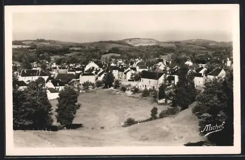 AK Bugeat, Le Bourg au pied de ses collines