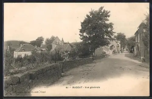 AK Bugeat, Vue générale du village avec rue bordée d`arbres et maisons anciennes
