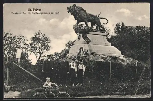AK St. Privat, Monument du IIIe régiment de la garde à pied avec des visiteurs et un enfant à vélo