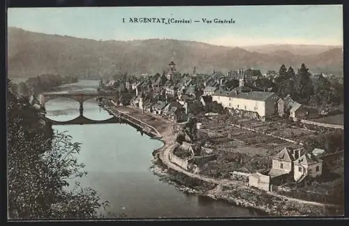 AK Argentat /Corrèze, Vue générale du village et de la rivière avec pont et collines en arrière-plan