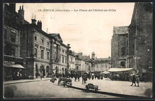 AK Brive /Corrèze, La Place de l`Hôtel-de-Ville animée avec passants et charrettes