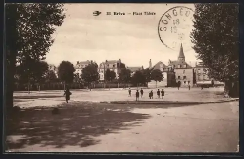 AK Brive, Place Thiers avec enfants jouant sur la place