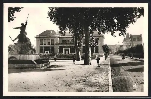 AK Brive, La Place Thiers et la Poste avec monument et passants
