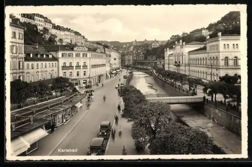 AK Karlsbad, Flusspartie mit Brücken, Strasse und Geschäften aus der Vogelschau