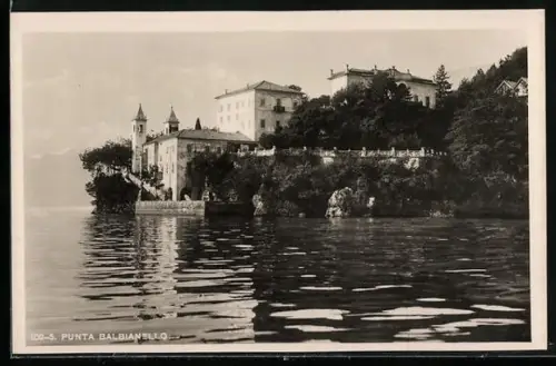 AK Punta Balbianello, Ortspartie vom Wasser aus gesehen