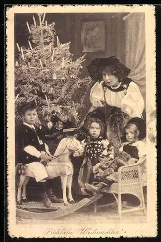 AK Mutter mit ihren drei Kindern zu Weihnachten, der Sohn auf einem Schaukelpferd
