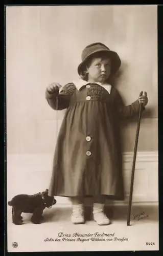 AK Prinz Alexander Ferdinand mit Stock und Stofftierhund an der Leine, Sohn d.Prinzen August Wilhelm von Preussen
