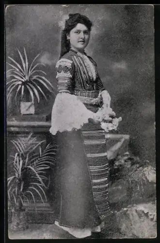 AK Bulgarische Schönheit in volkstypischer Tracht