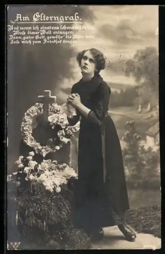 AK Junge Frau betet am Grab ihrer Eltern