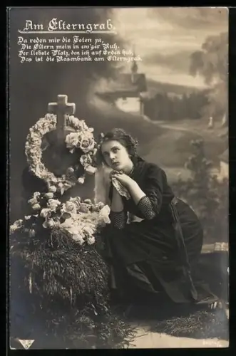 AK Frau betet am Grab ihrer Eltern