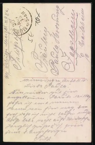 AK Frau betet am Grab ihrer Eltern