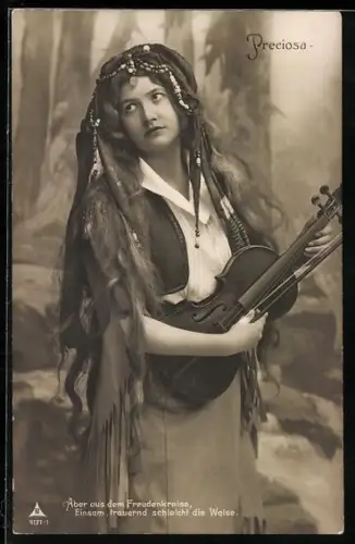 AK Preciosa, junge Waise in Tracht hält ihre Geige in den Händen