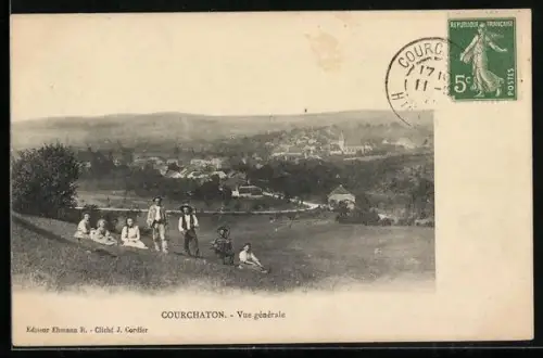 AK Courchaton, Vue générale avec des habitants sur la colline en premier plan