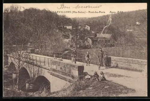 AK Aillevillers /Hte-Saône, Pont-les-Ports avec des passants et vue sur le village en arrière-plan