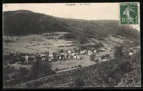 AK Fresse, Le Voivet, Vue du village entouré de collines boisées