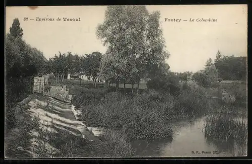 AK Frotey près Vesoul, La Colombine au bord de l`eau et paysage verdoyant
